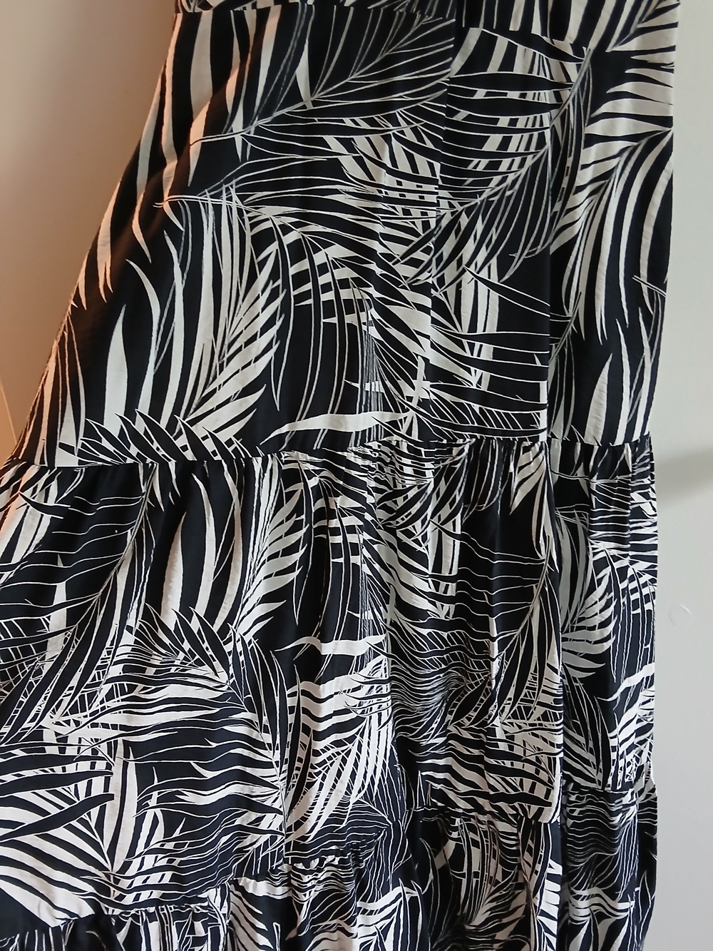 Suzy Shier Black & White Palm-Print V-Neck Modo Sun Dress - Picture 2 of 7